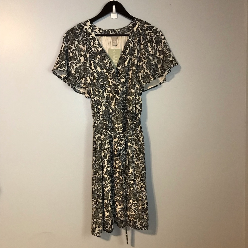 NWT H&M Floral Print Dress V-Neck with Fluttery Sleeves Medium